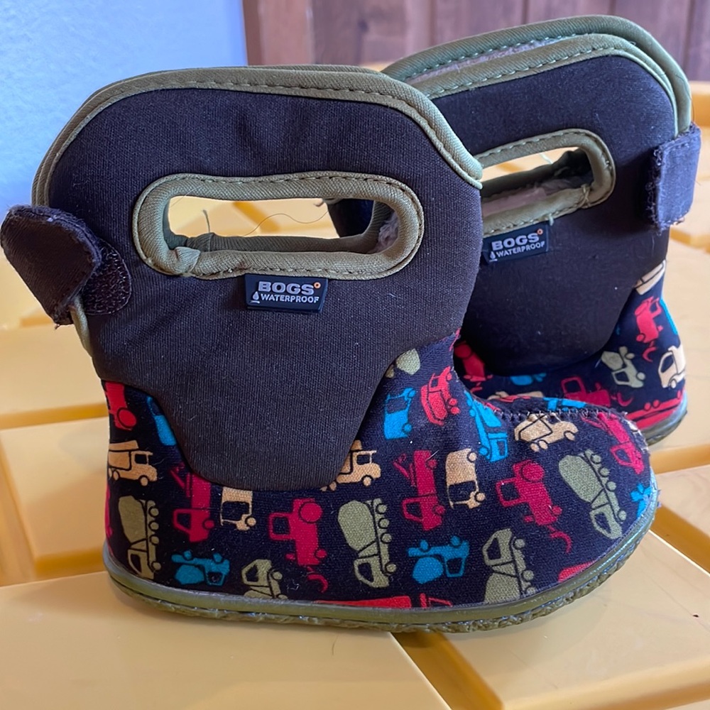 Baby bogs sz 6 trucks